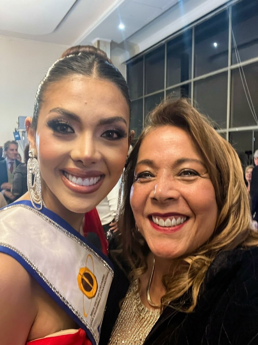 La doctora junto a otra reina de belleza