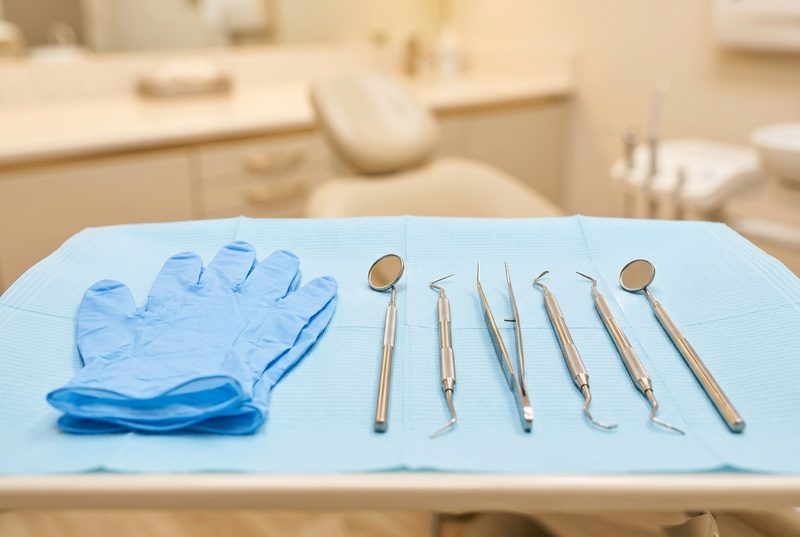 Instrumental de cirugía oral en campo estéril